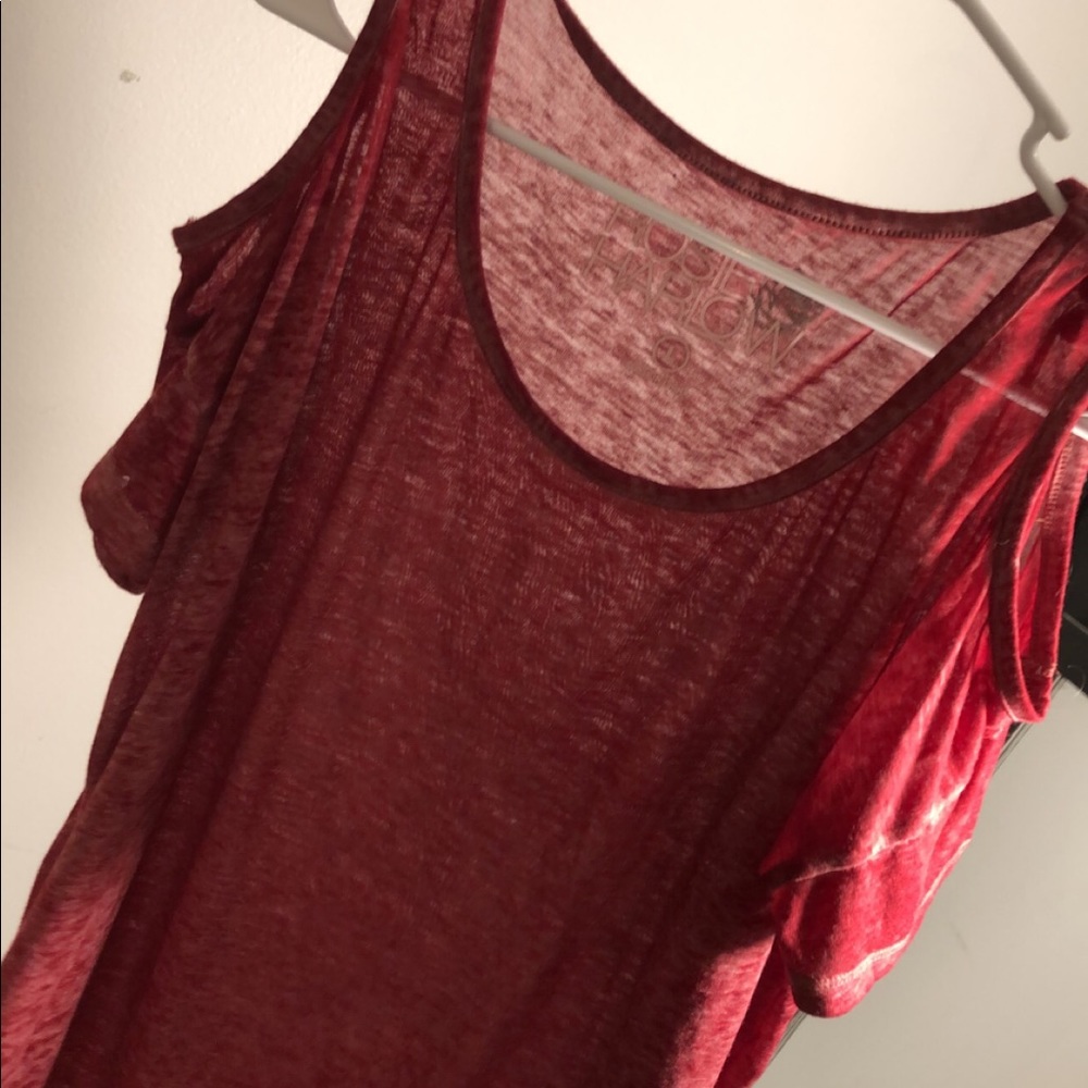 Off the shoulder loose T-shirt
